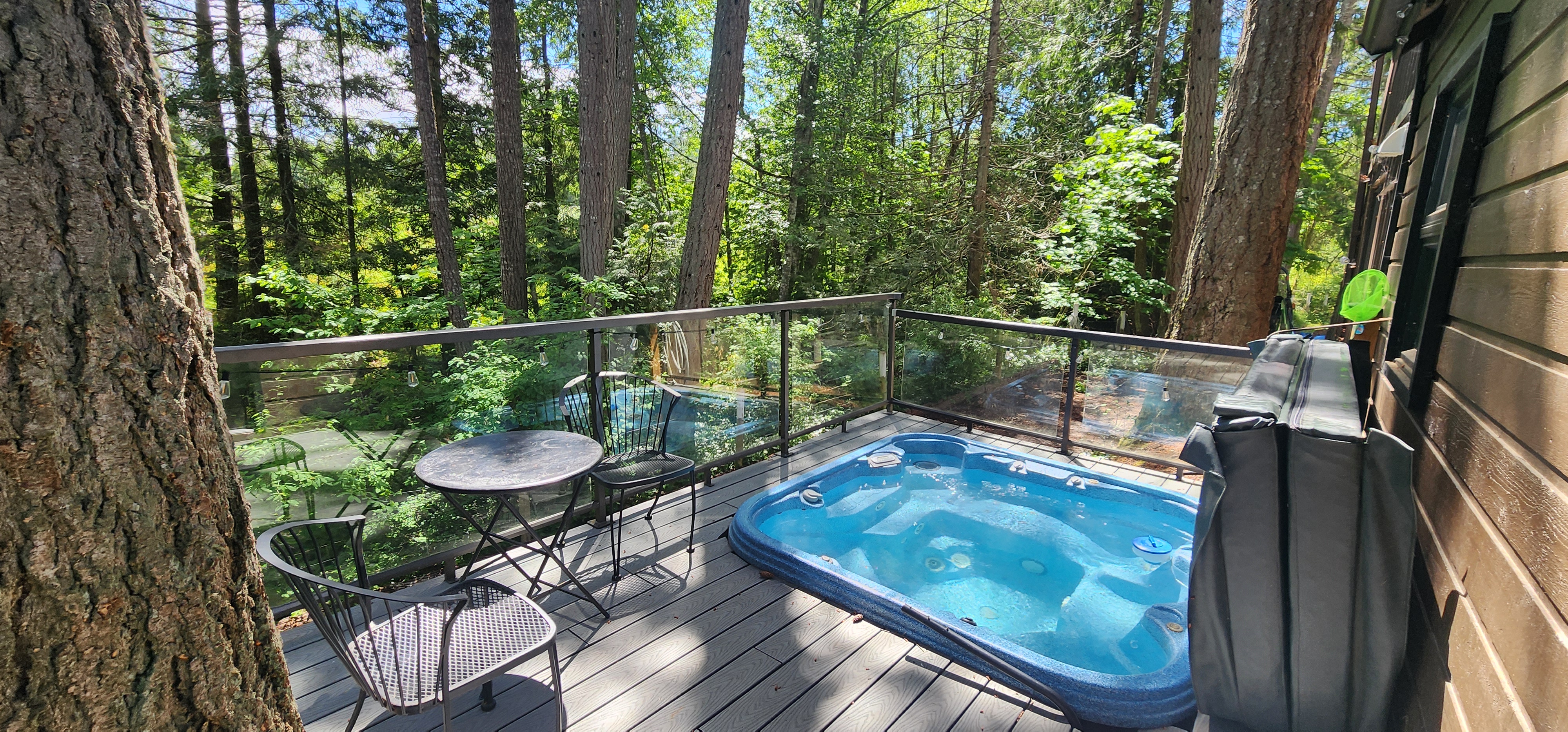 Hot tub at Calm Chaos in beautiful Maple Bay, Vancouver Island